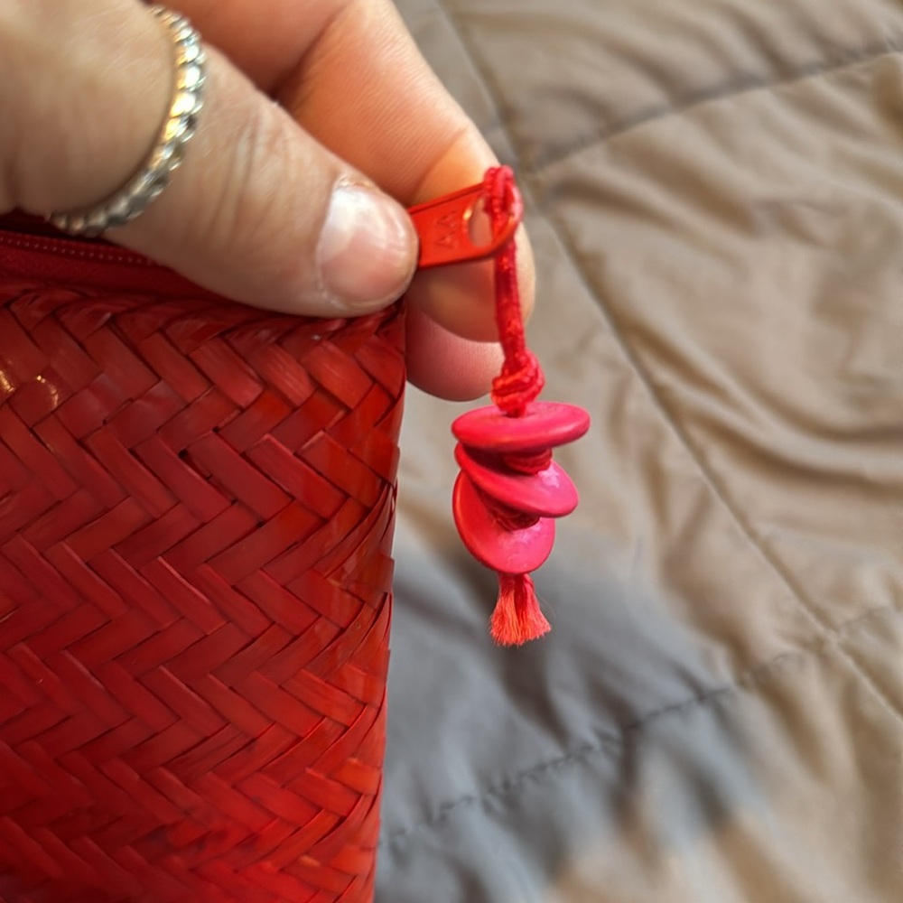 Large straw like clutch, brand new never carried. - Picture 3 of 3